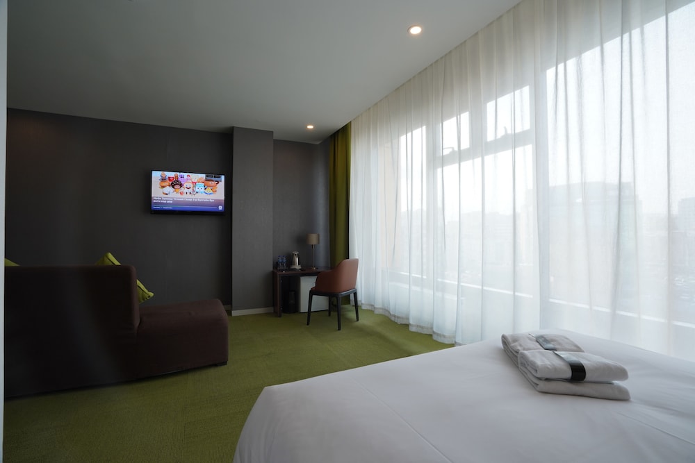 Family Suite, 1 Bedroom, Non Smoking, City View photo 1
