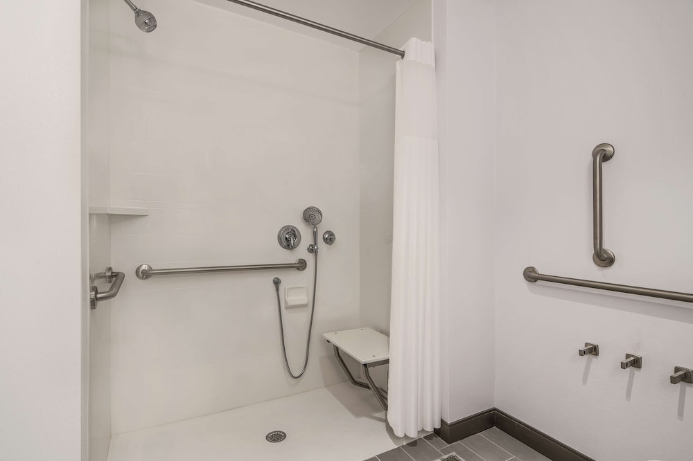 Room, 2 Queen Beds, Accessible, Non Smoking - Photo 4