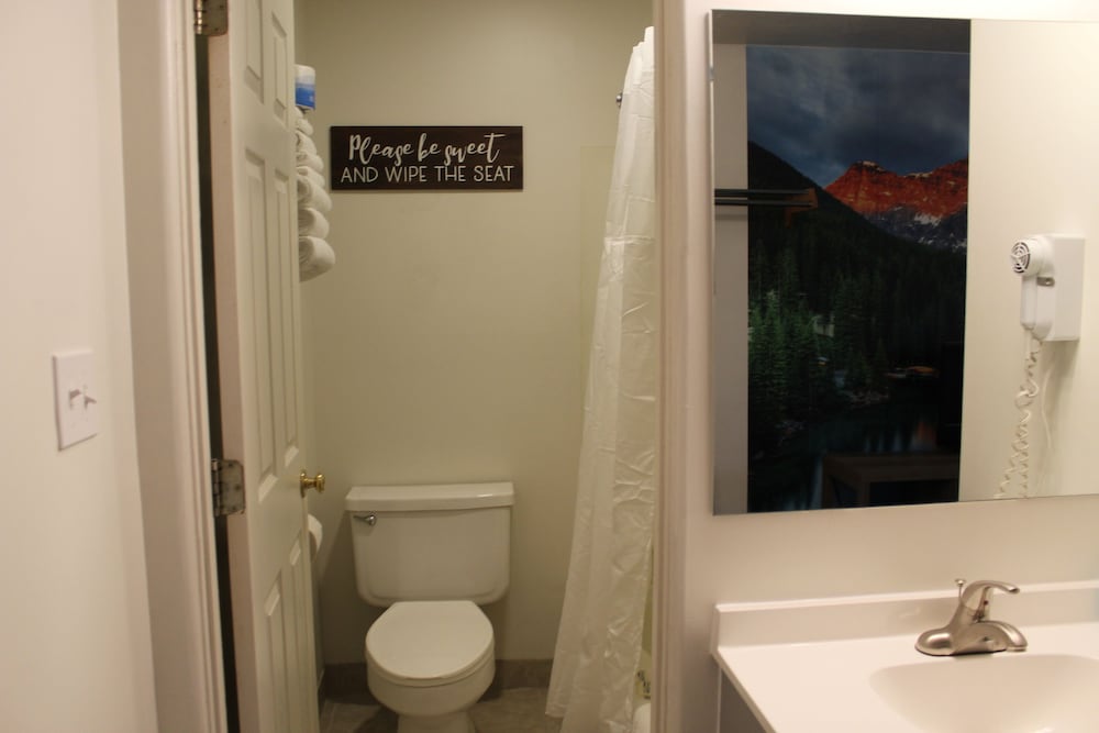 Standard Room, 1 King Bed, Balcony - Photo 9