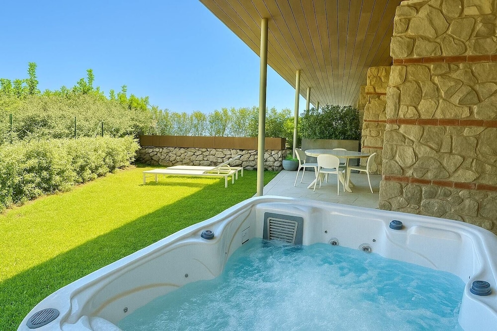 Superior Apartment, Hot Tub, Garden View