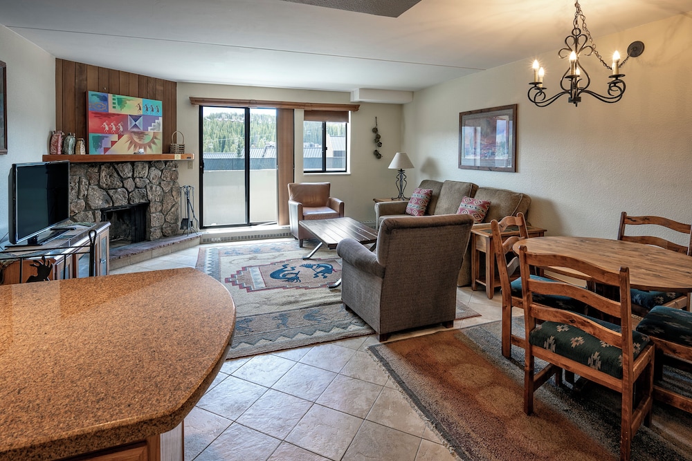 Suite, 1 Bedroom - Photo 11