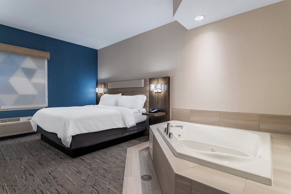 Standard Room, 1 King Bed, Jetted Tub - Photo 3