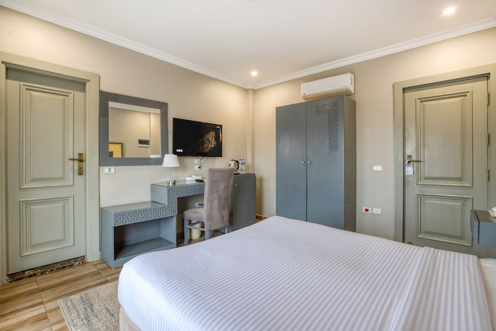 Superior Double Room With Panoramic Pyramids View & Balcony - Photo 7