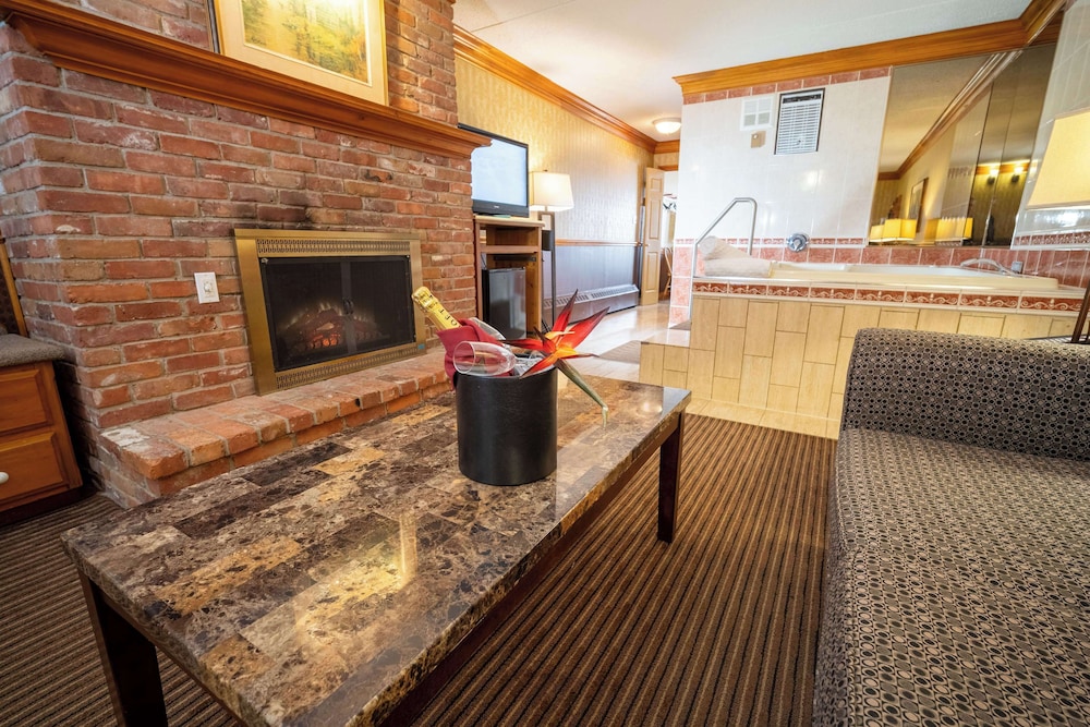 Fireside Whirlpool Suite, 1 King Bed, Non Smoking, Jetted Tub, Fireplace - Photo 4