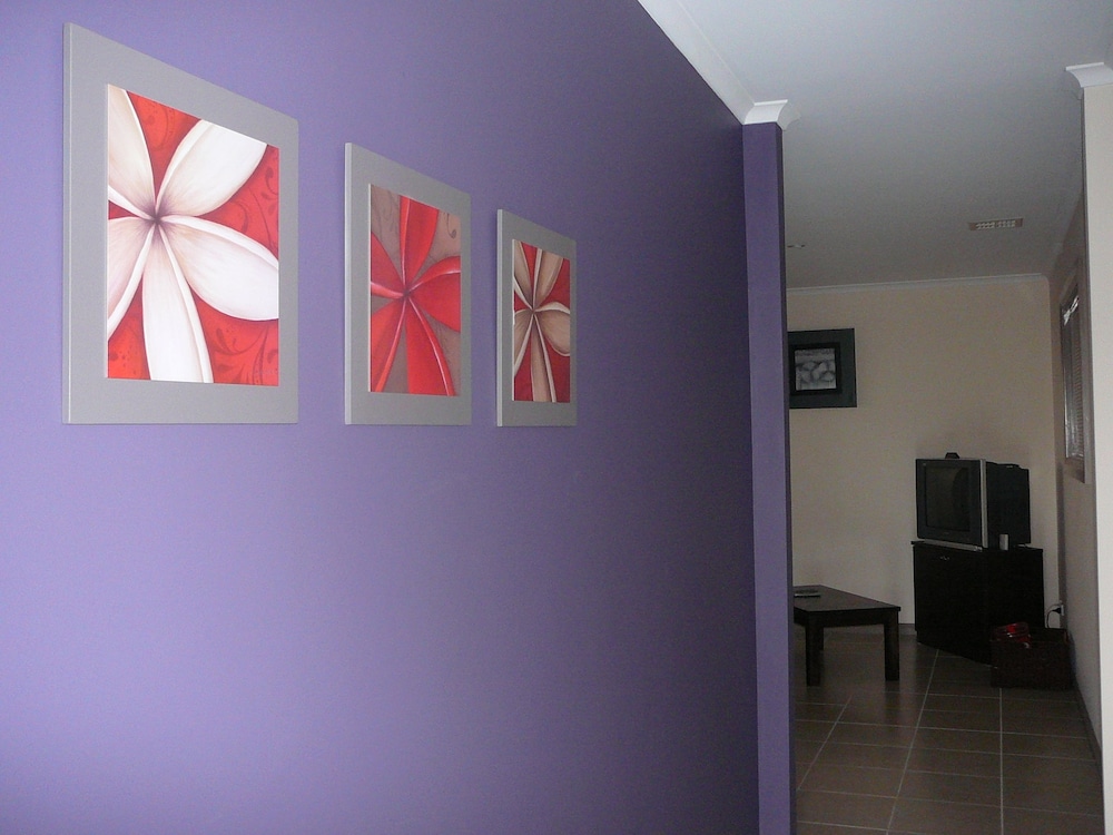 House, 3 Bedrooms, 2 Bathrooms photo 1