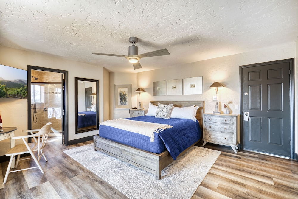 Deluxe Room, 1 King Bed, Ensuite, Vineyard View photo 3