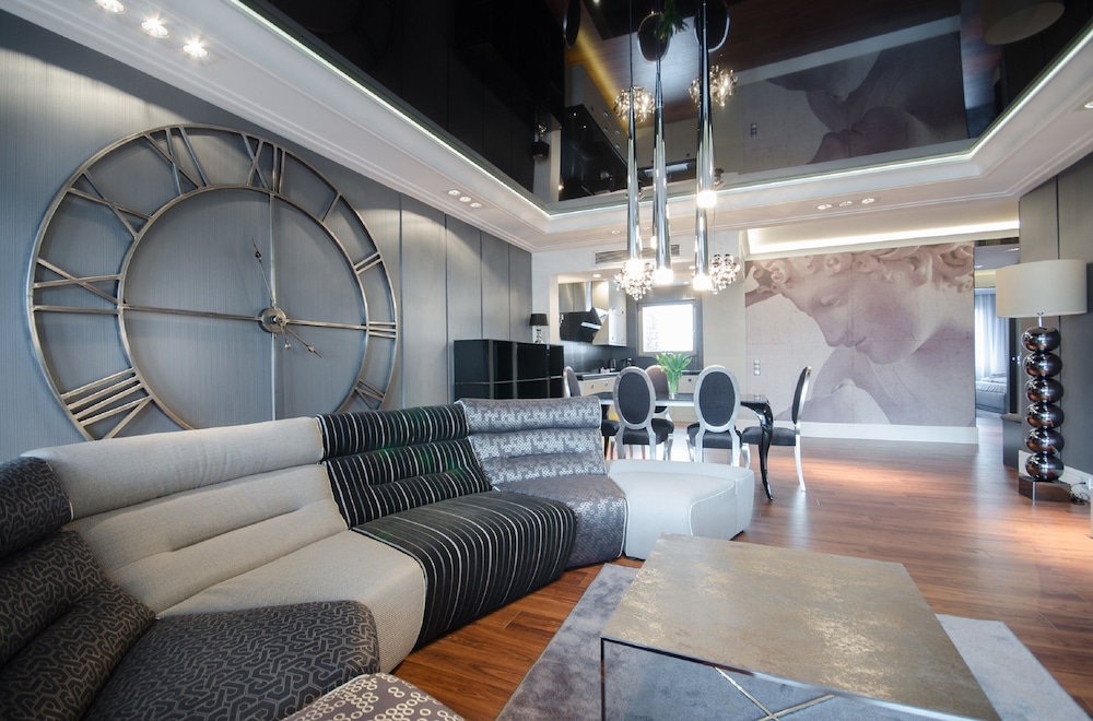 Luxury Apartment, 3 Bedrooms, Balcony, City View (Living Room)