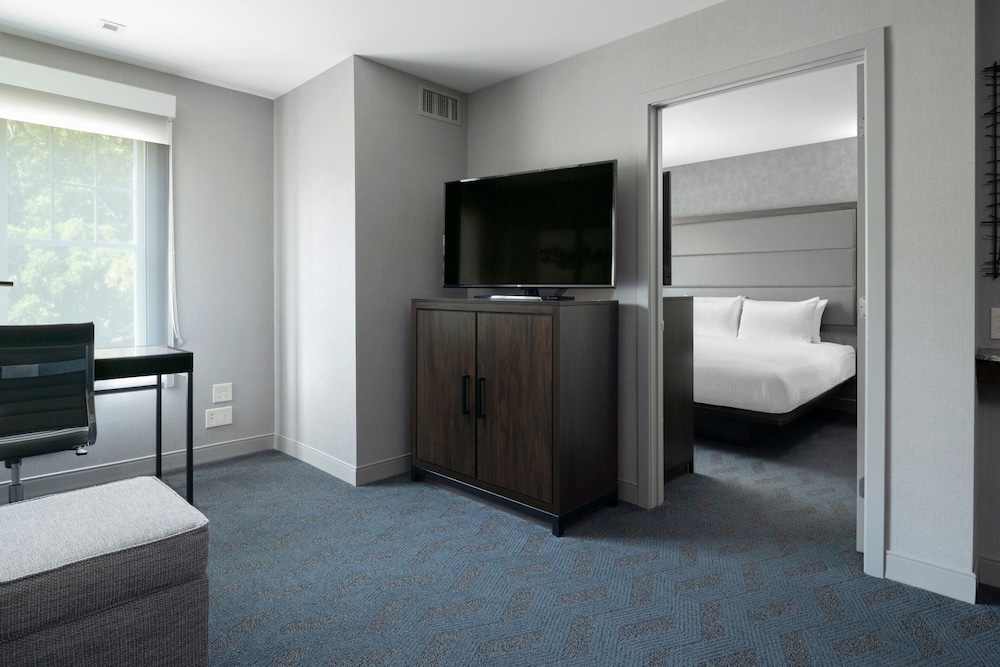 Suite, 1 Bedroom (Mobility/Hearing Accessible, Tub) photo 2
