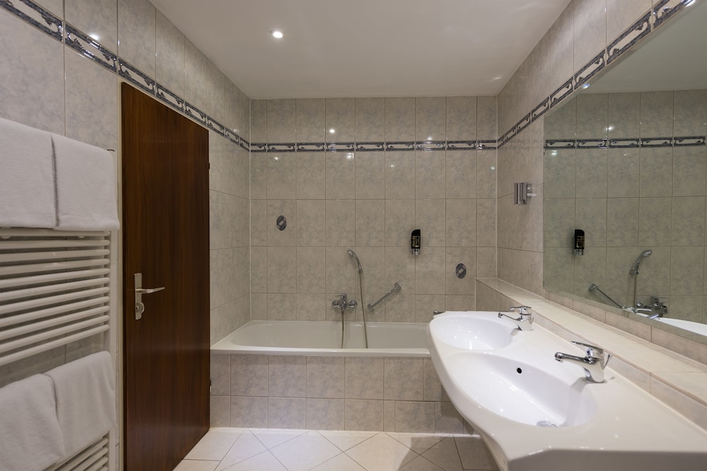 Standard Double Room - Photo 8