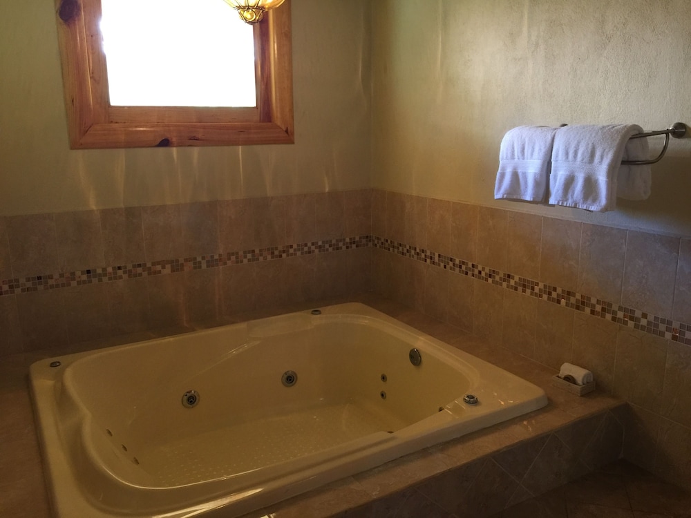 Chalet, Jetted Tub (Kitchen) photo 3