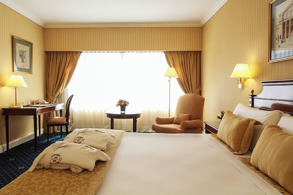 Executive Room, 1 King Bed, City View