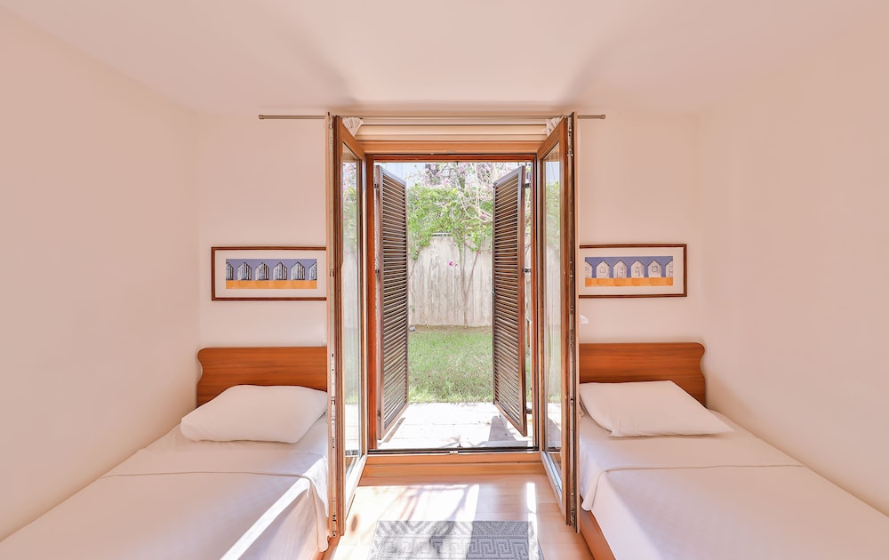 Deluxe Duplex, 2 Bedrooms, Pool View photo 1