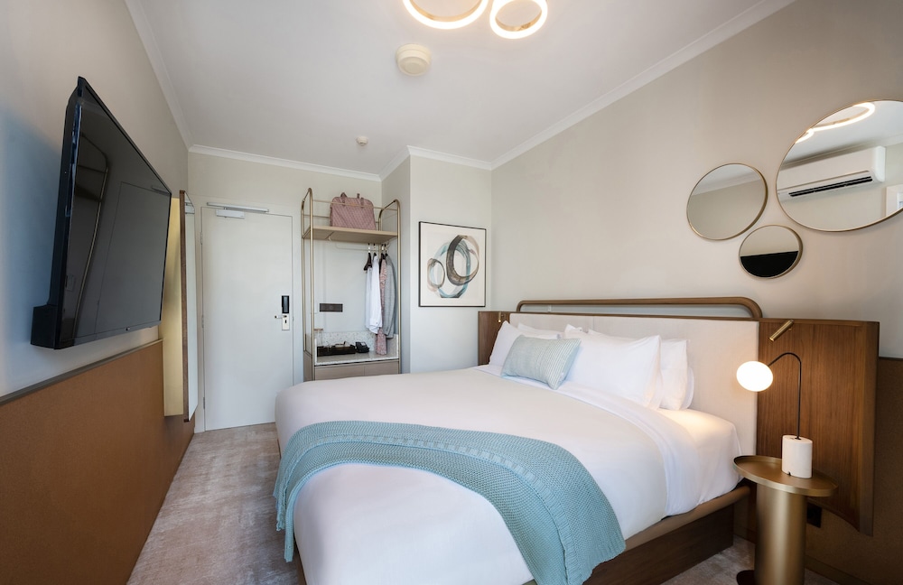 Hotel Deluxe Room - Photo 9