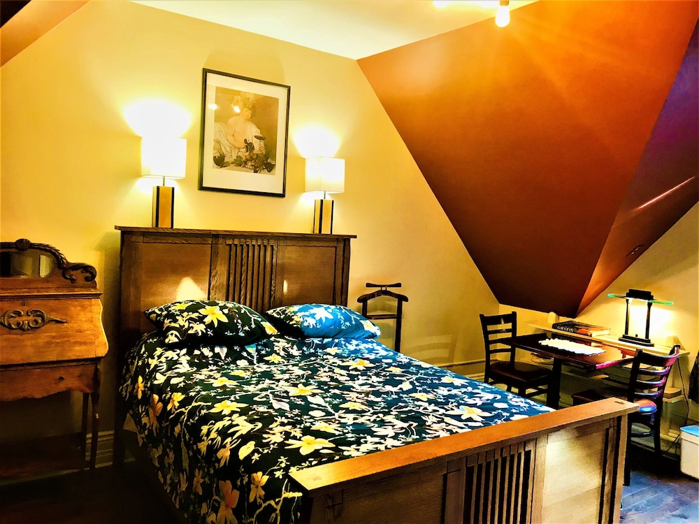 Grand Room, 1 Queen Bed, Private Bathroom (Nook) photo 1