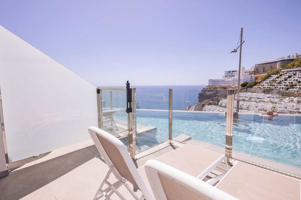Grand Room, Pool Access (2 Adults and 3 Children) thumbnail 6