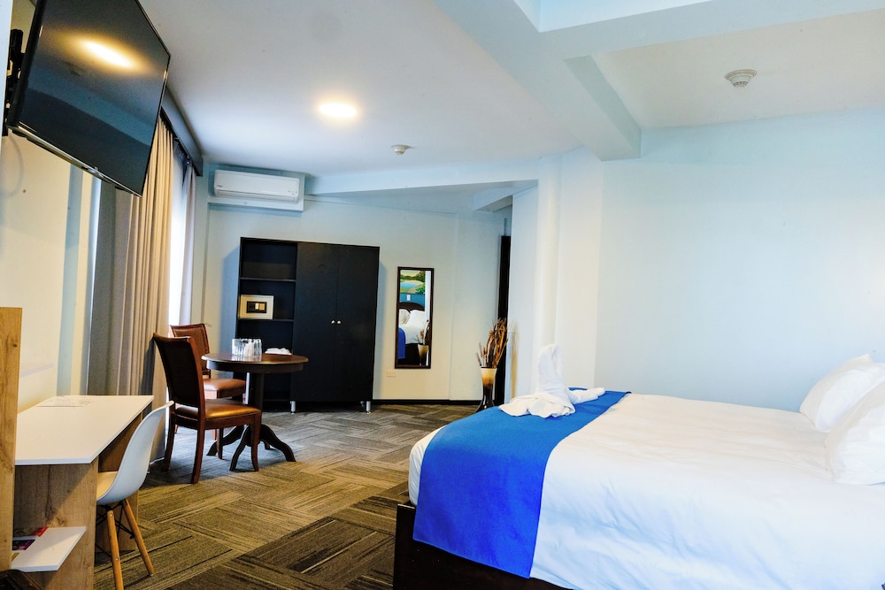Superior Suite, 1 King Bed, Bathtub photo 3