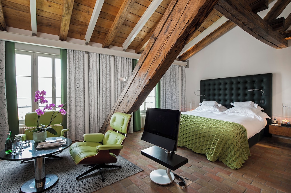 Courtyard Queen Room