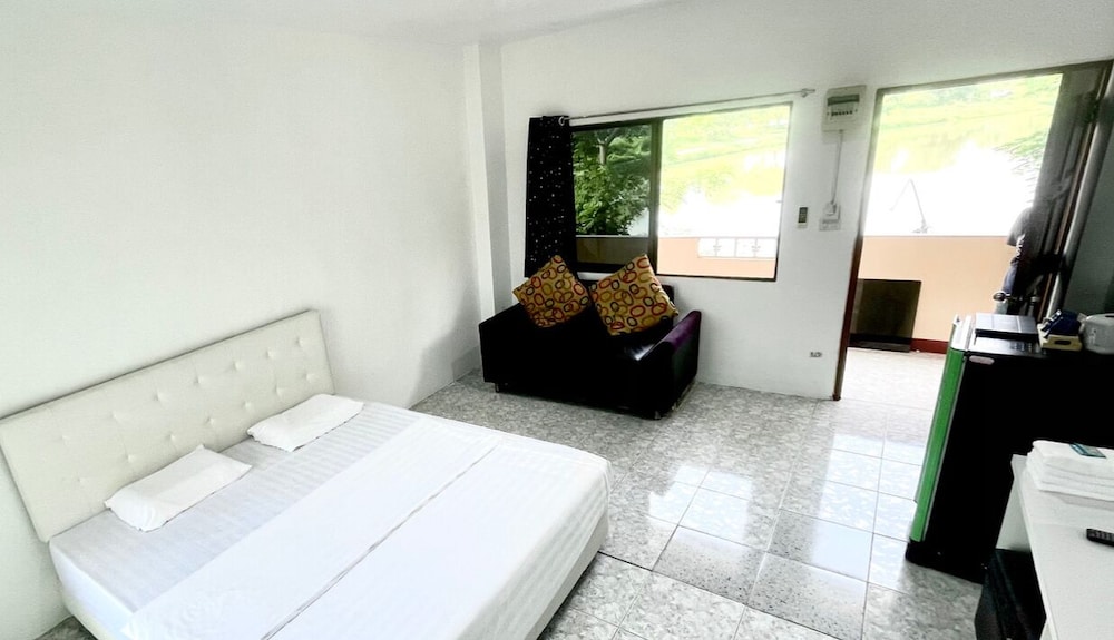 Standard Room, 1 King Bed, Non Smoking photo 2