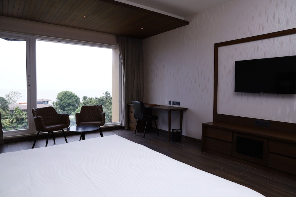 Deluxe Room, 1 Queen Bed, Pool View photo 2