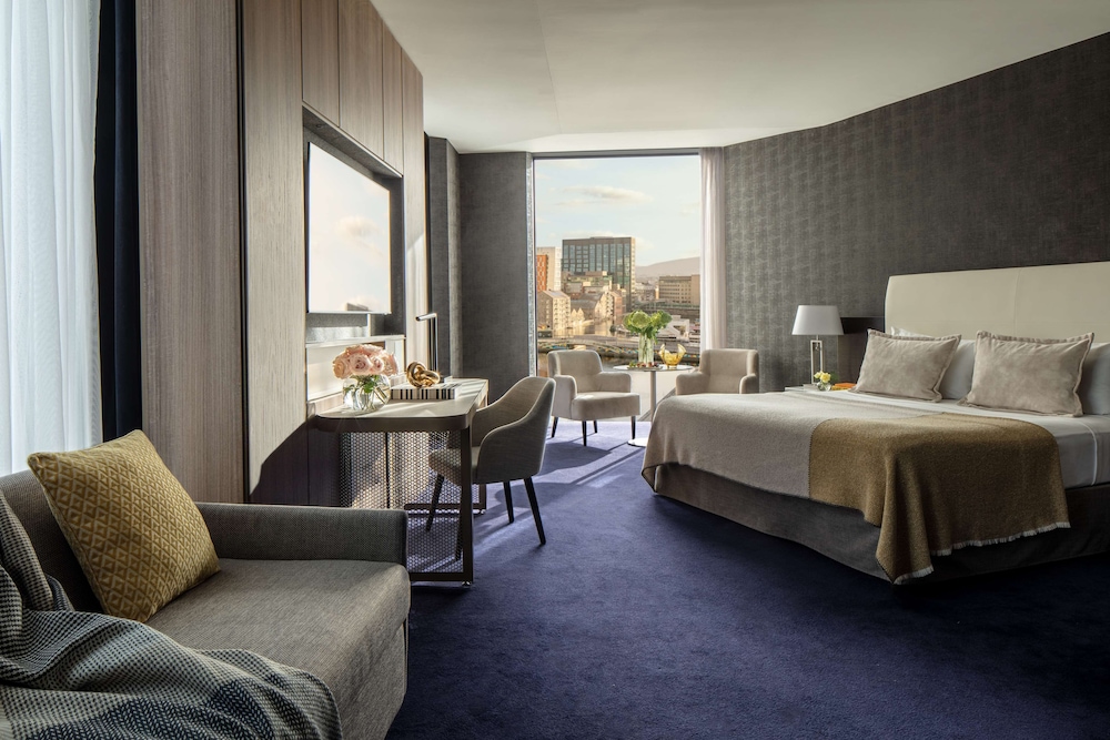 Junior Suite, Corner (View)