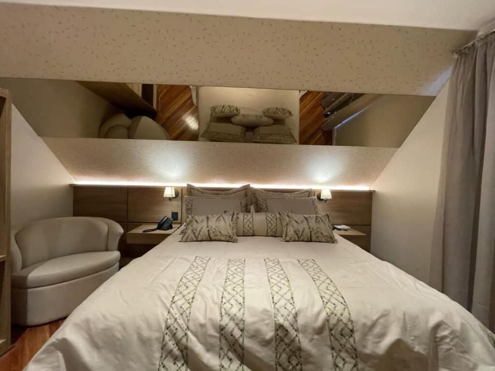 Apartamento Superior com Janela e Cama Queen