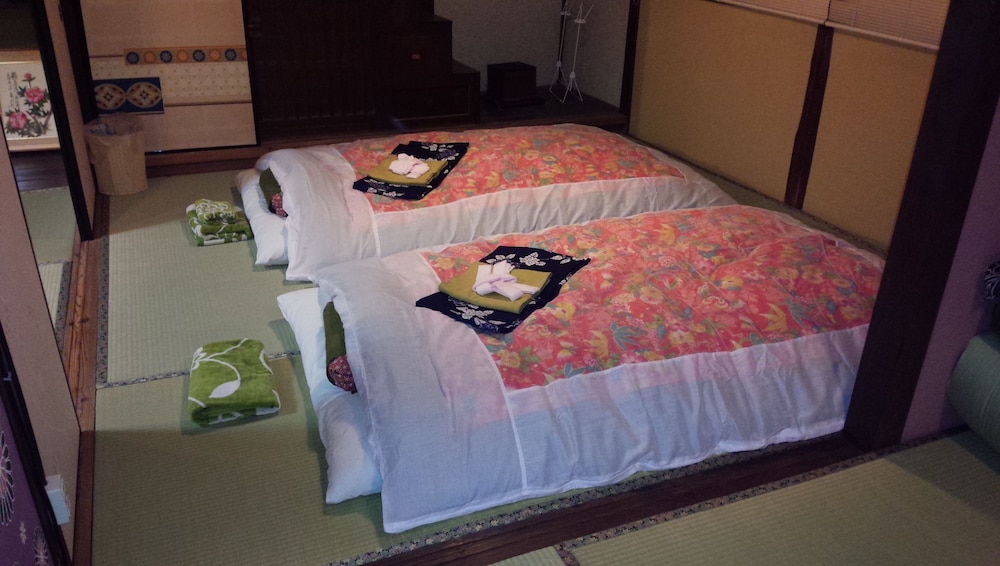 Shared Dormitory, Japanese Futon (Women Only) photo 1