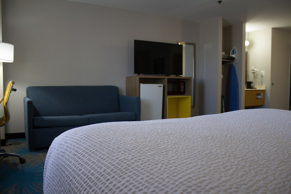Suite, Non Smoking (king bed) - Photo 7