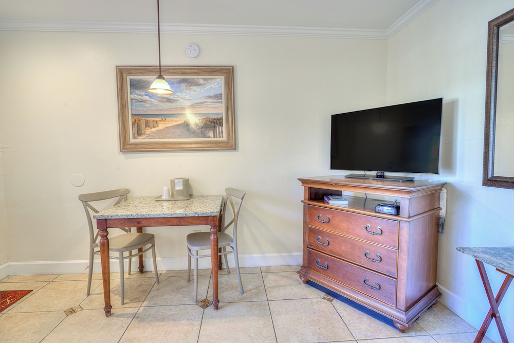 Standard Room, 1 Queen Bed with Sofa bed, Pool Area photo 2