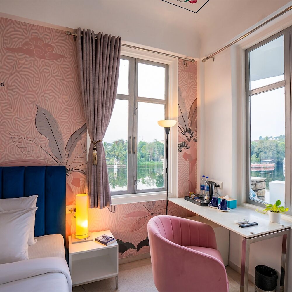 King Room with Balcony - Photo 9