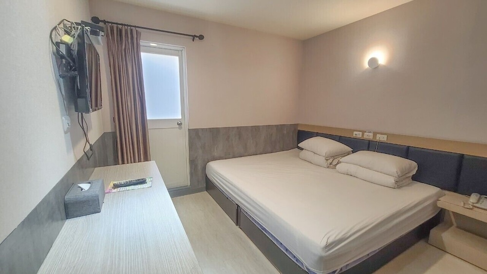 Business Double Room, 1 Queen Bed, Non Smoking, Balcony photo 2
