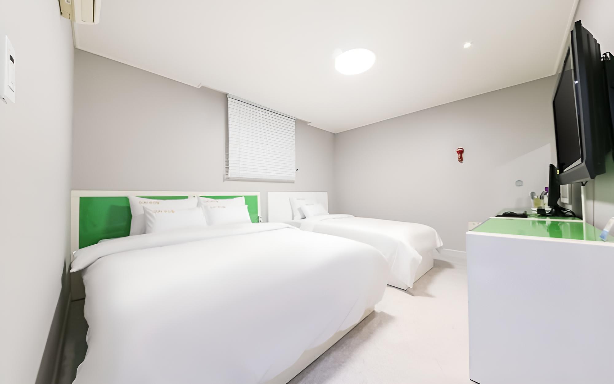 Room (Twin) - Photo 10