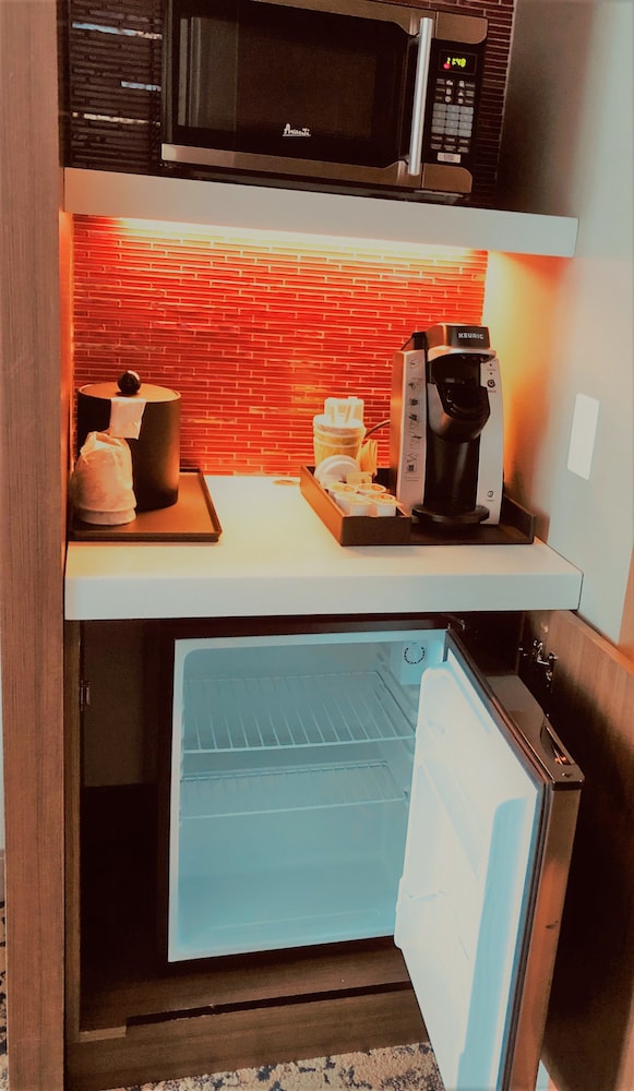 Room, 1 King Bed, Accessible (Roll-In Shower, Mobility & Hearing) photo 3