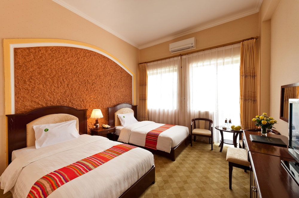 Deluxe Twin Room, Multiple Beds, Mountain View photo 2