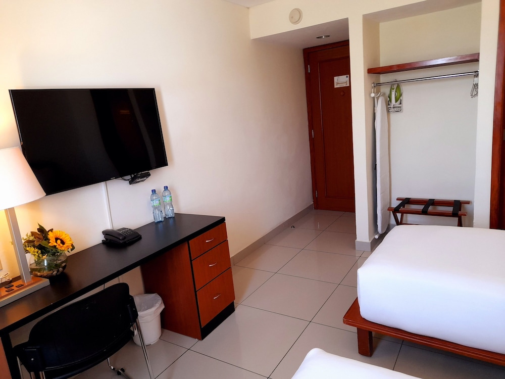 Standard Room, 2 Twin Beds, Non Smoking - Photo 4