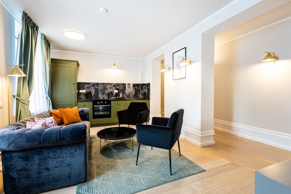Suite - Photo 11