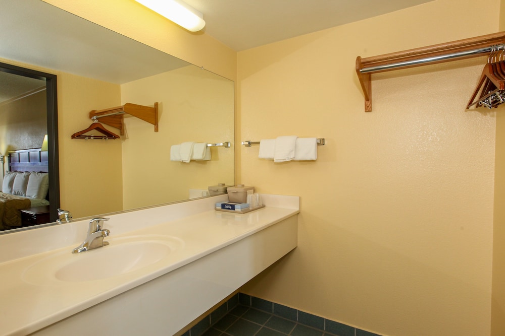 Standard Room, 1 King Bed - Photo 7