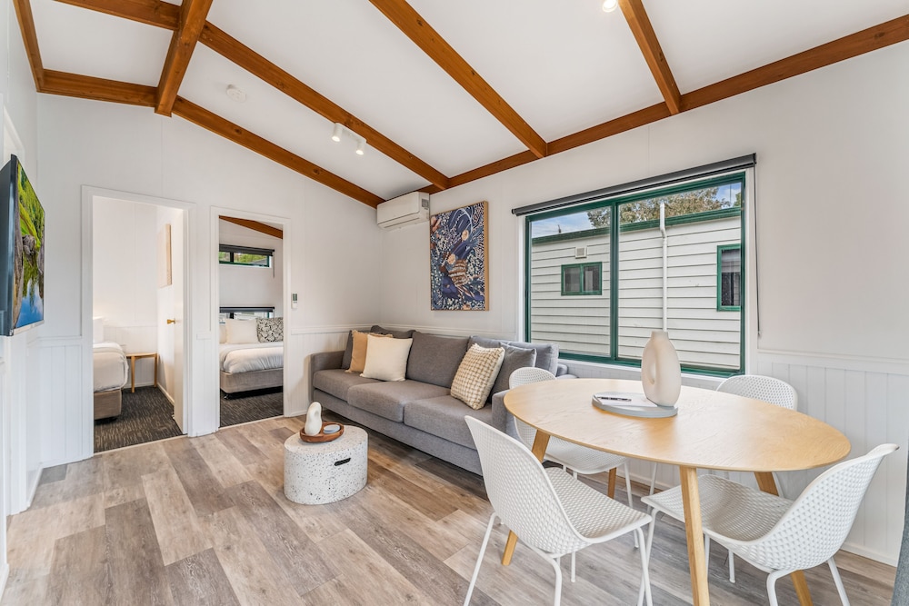 Deluxe Cabin (2BR) - Sleeps 4 photo 1
