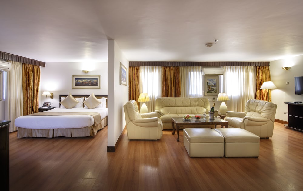 Suite - Photo 1