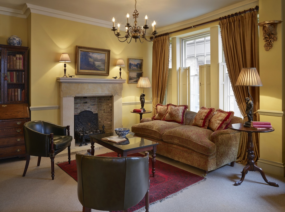 Signature Suite, 1 King Bed (The Rook's Nest) photo 3