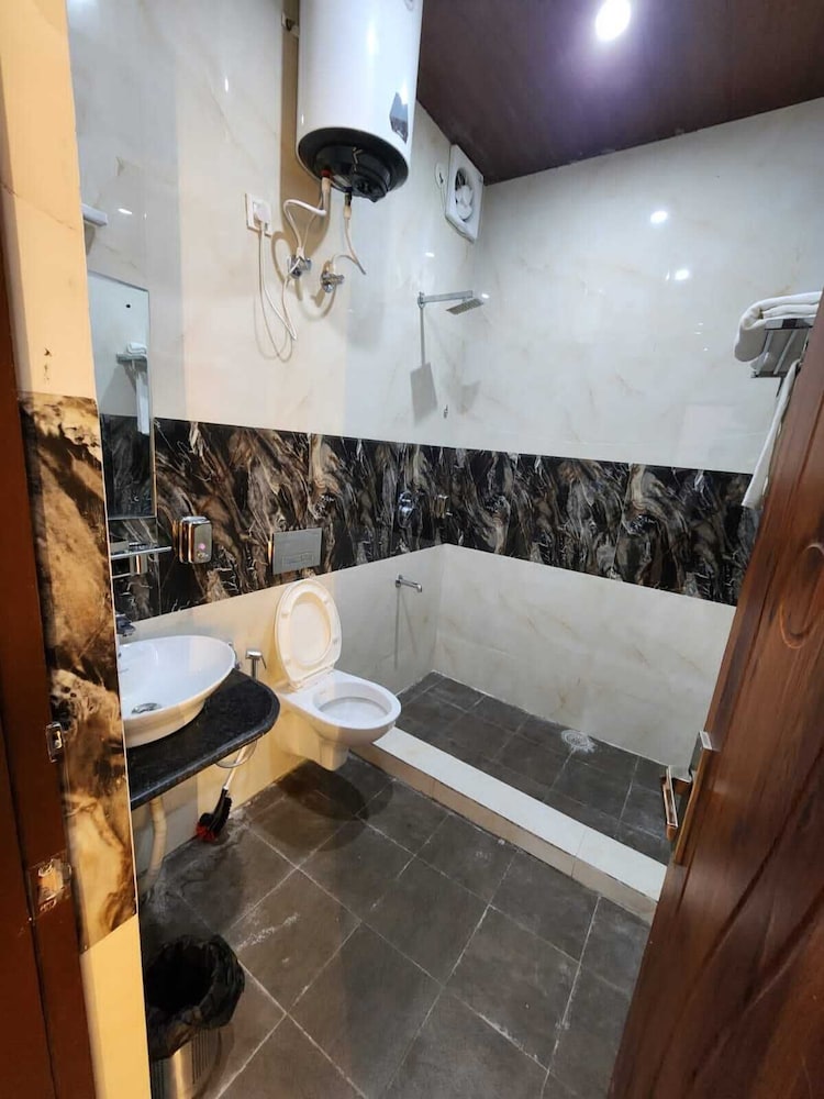 Executive Room - Photo 7