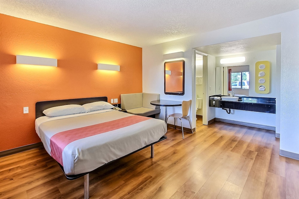 Standard Room, 1 Double Bed, Accessible, Non Smoking photo 2