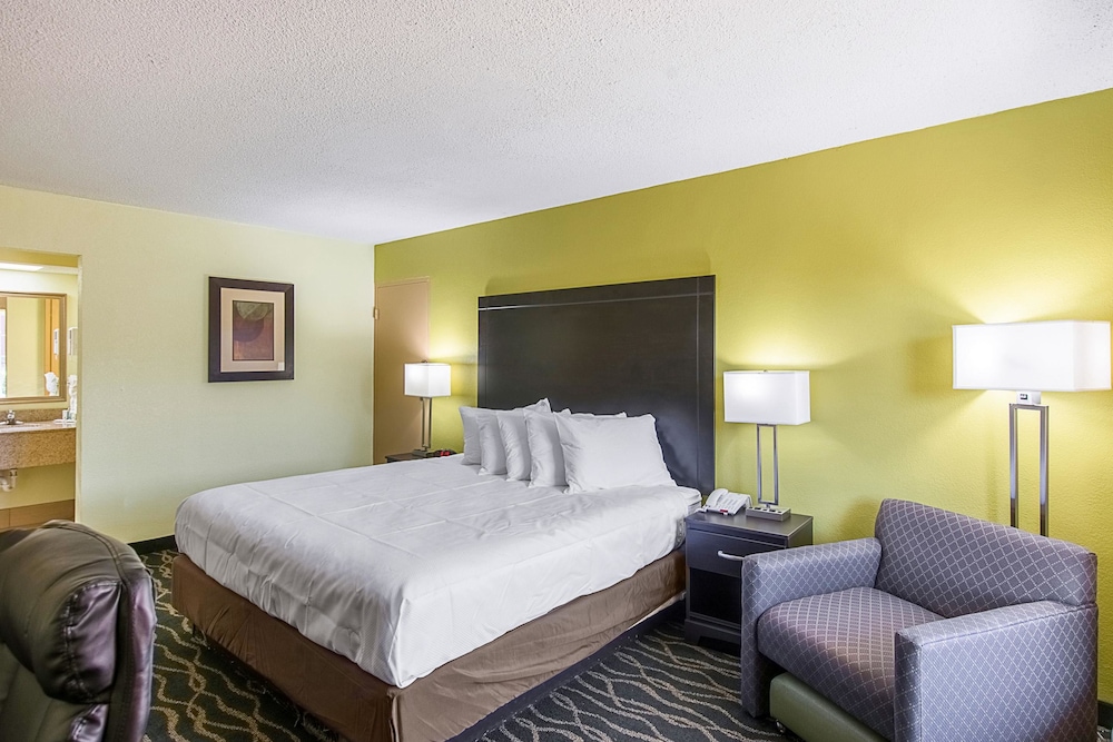 Standard Room, 1 King Bed, Non Smoking - Photo 2