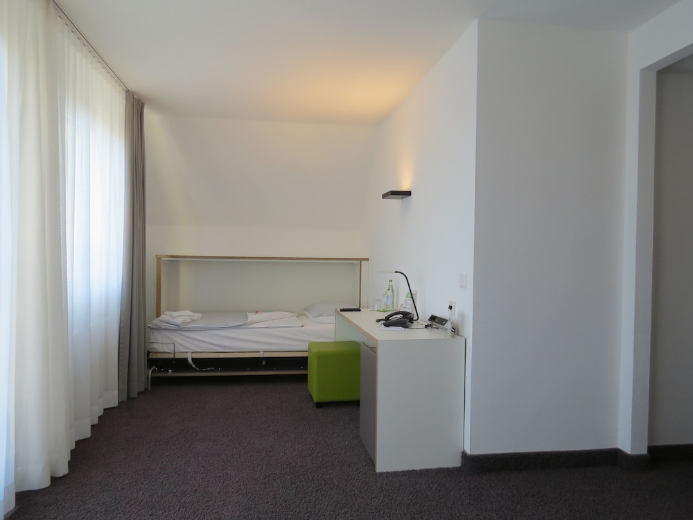 Economy Triple Room, 2 Bedrooms, Non Smoking photo 2