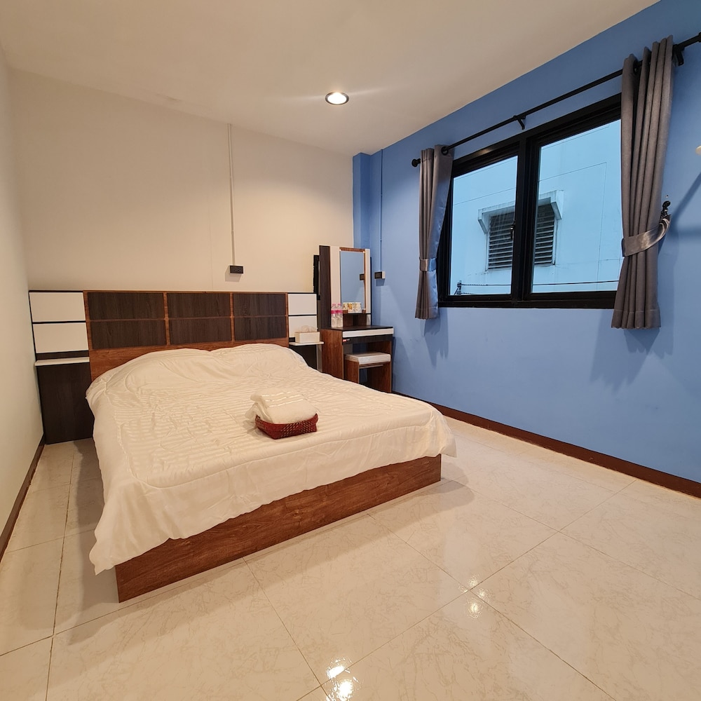 Standard Room, 1 Queen Bed with shared bathroom photo 1
