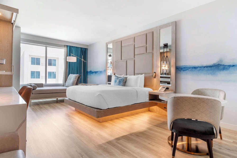 Standard Room, 1 King Bed, Non Smoking - Photo 1