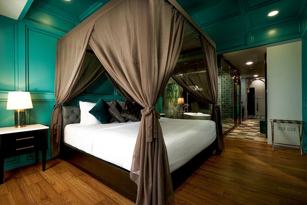 Deluxe Room, 1 King Bed - Photo 10
