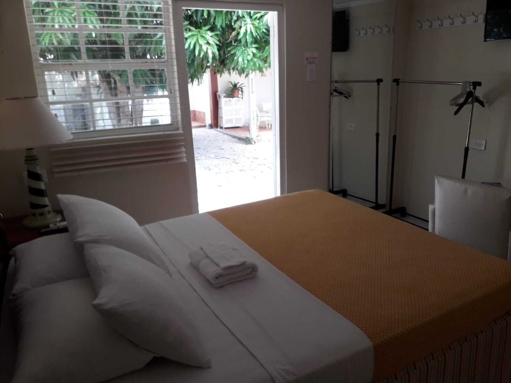 Basic Studio, 1 Queen Bed, Non Smoking, Courtyard View photo 1