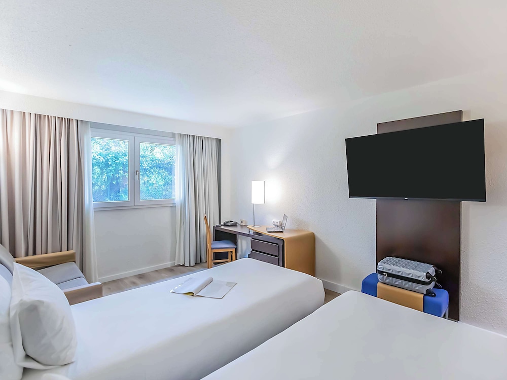 Standard Room, Pool View (2 Single beds and 1 Sofa bed) - Photo 2