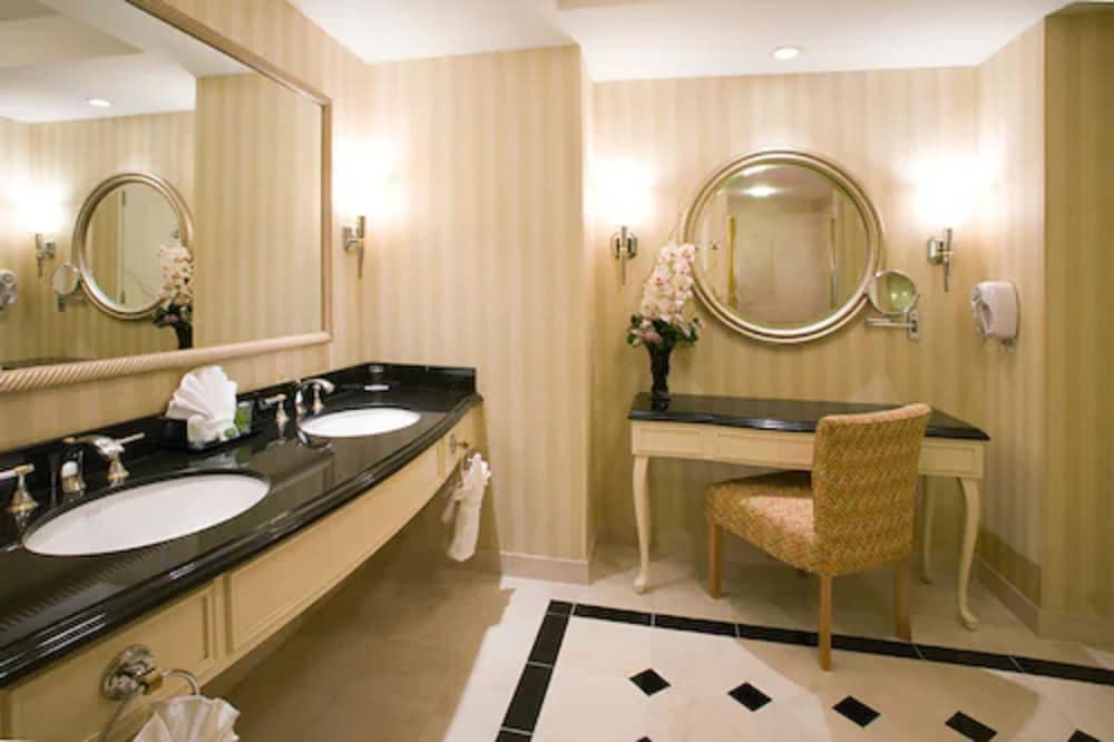 Premier Room, 1 King Bed (Rendezvous Tower) - Photo 3