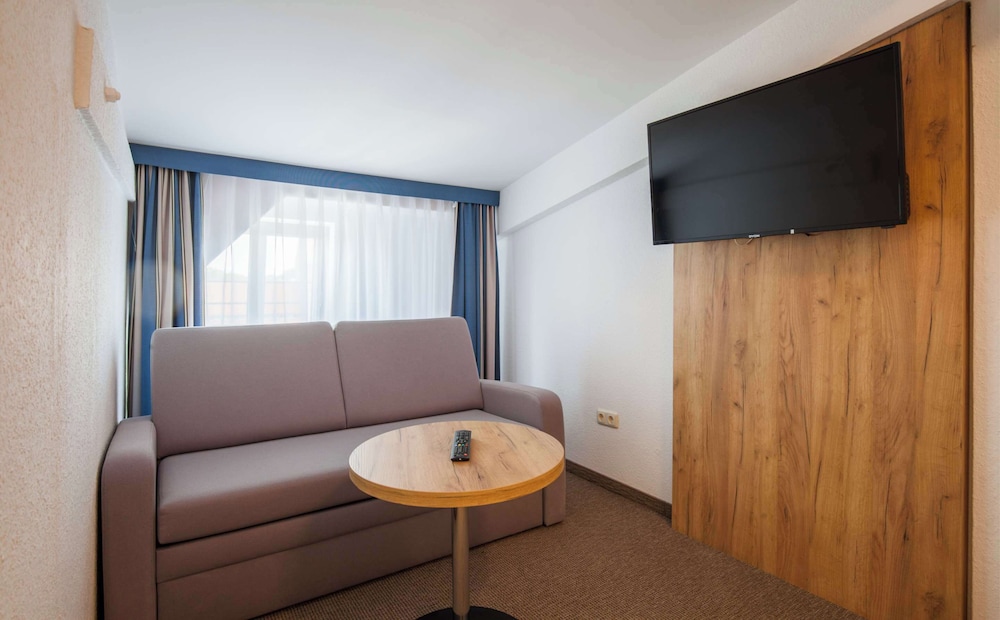Business Room, 2 Twin Beds (with Sofabed) photo 2